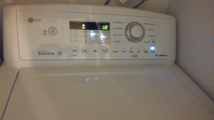 Что делать, если стиральная машина прыгает при отжиме?