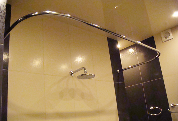 Карниз для ванной угловой: особенности Г-образной конструкций