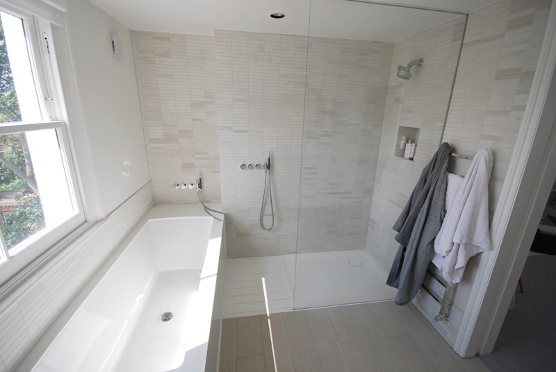 Душевая кабина с низким поддоном – оптимальное решение для небольших ванных комнат