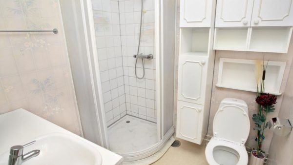 Как установить душевую кабину в маленькой ванной комнате