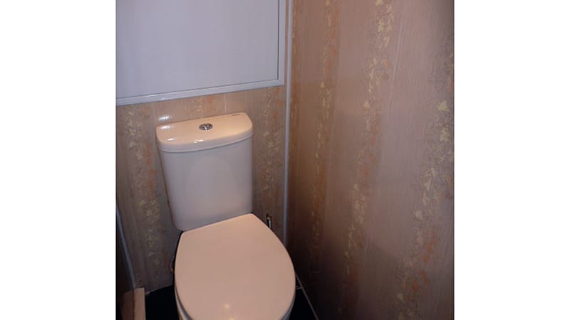 Отделка туалета пластиковыми панелями: фото дизайна интерьера