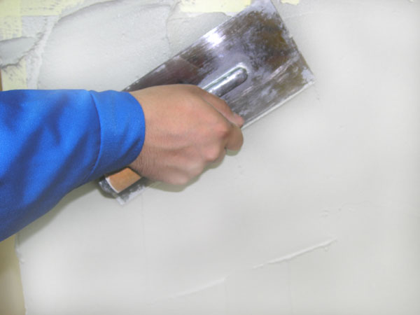 Как наносить раствор на потолок и стены с помощью различных инструментов