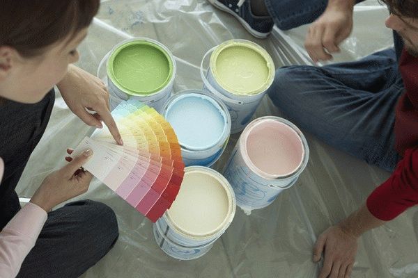 Как правильно выбрать краску для обоев под покраску