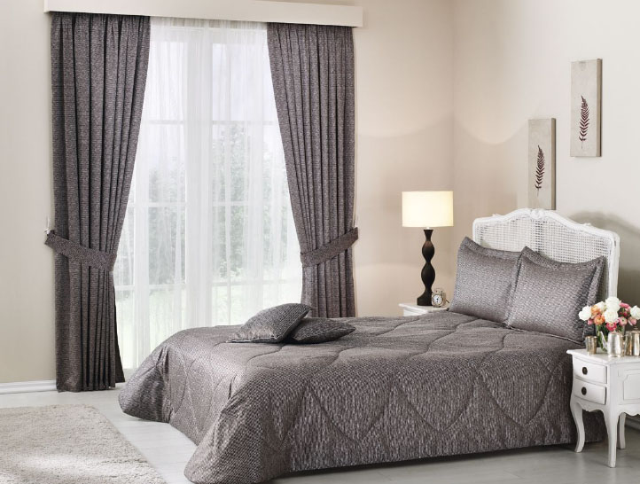 Как подобрать шторы и покрывало из одной ткани для спальни: советы специалистов