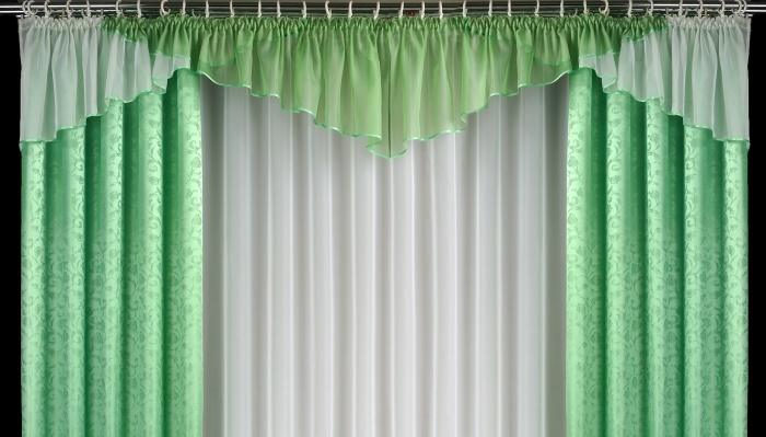 Зеленые шторы в интерьере гостиной – универсальное оформление