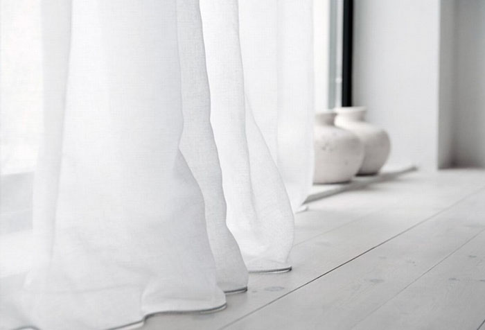 Белые шторы в интерьере: для каких комнат подходят и как сочетать