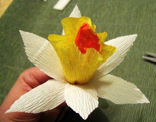 Нарциссы из гофрированной бумаги с конфетами
