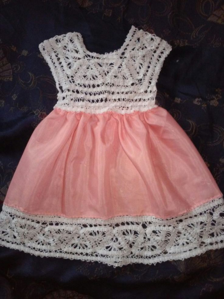 Комбинированное платье для девочки из трех цветов крючком