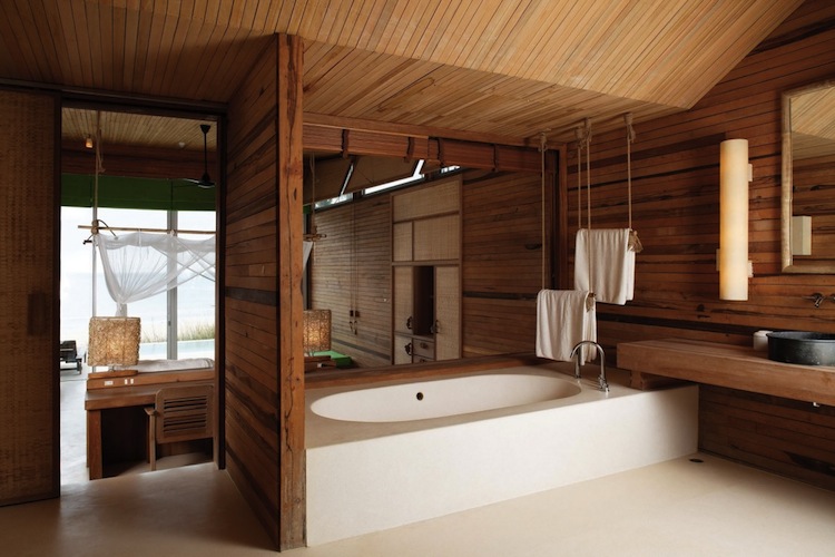 Деревянный потолок в интерьере ванной комнаты