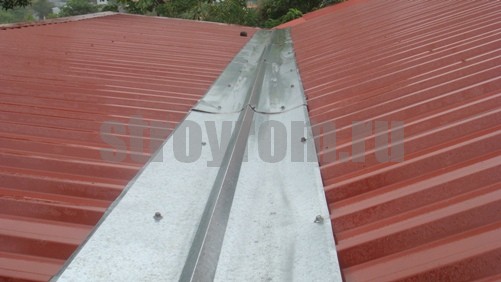 Монтаж крыши из профнастила на металлическом каркасе