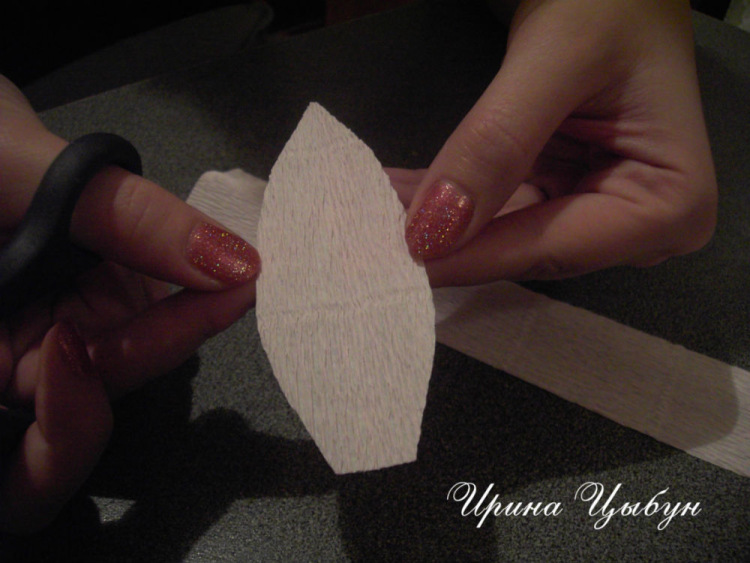 Лилии из гофрированной бумаги с конфетами своими руками с видео