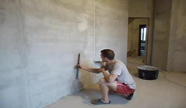 				Процесс шпаклевки стен под обои — простые правила