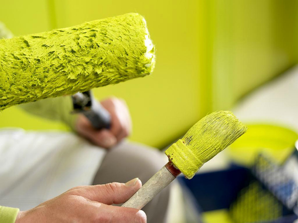 				Как правильно красить стены: применение валика и кистей