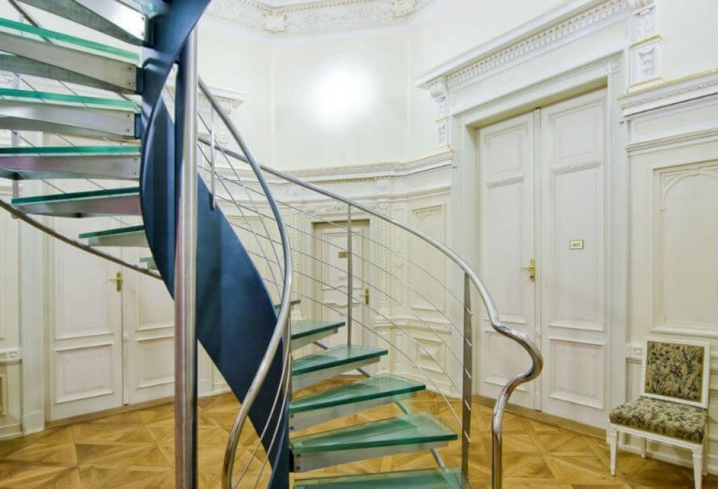 Винтовая лестница в стиле модерн