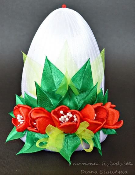Пасхальные яйца с тюльпанами из шелка