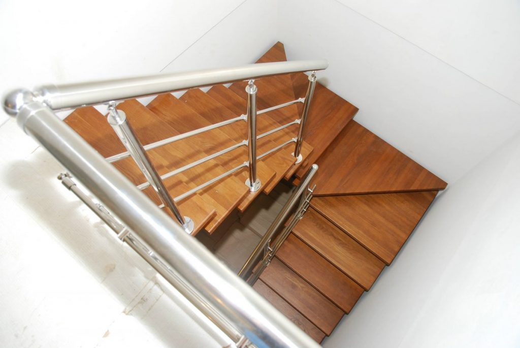 Лестница на 180 градусов с забежными ступенями
