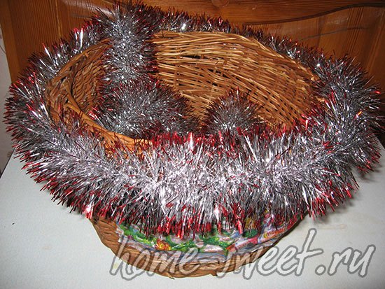 Декорируем плетеную корзину для подарков к Новому году 