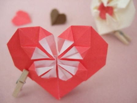 Сердечки из бумаги своими руками на стену в технике оригами