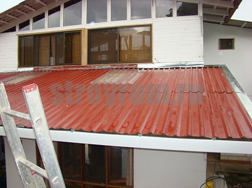 Монтаж крыши из профнастила на металлическом каркасе