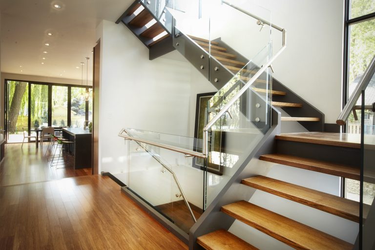 Лестница со стеклянными ограждениями