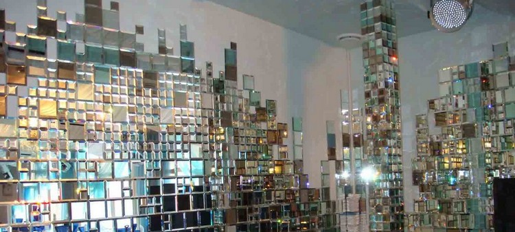 Зеркальные плитки в современном интерьере: обзор оригинальных дизайнов с фото
