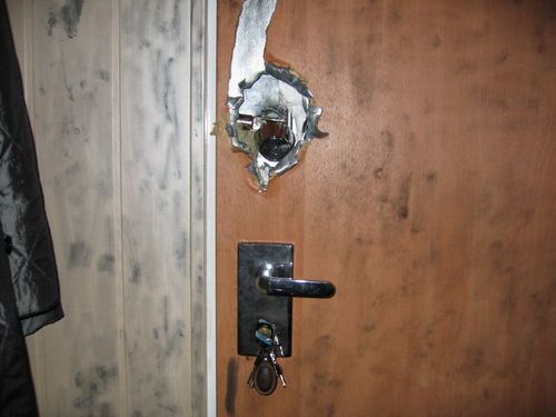 Как открыть дверь без ключа — если потерял?