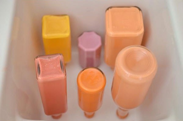 Яркие вазы из стеклянных бутылок своими руками: красим изнутри