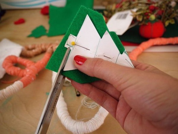 Елочные игрушки и новогодние украшения из фетра своими руками (40 фото)