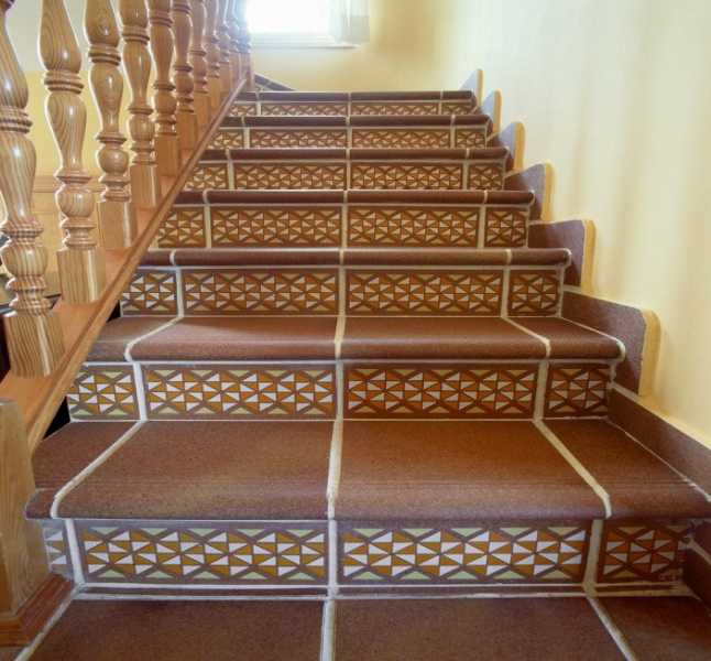  Самостоятельно облицовываем ступени лестницы плиткой, керамогранитом