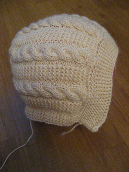 Зимняя шапочка для девочки спицами: схемы с описанием вязания осеннего аксессуара и шапочки-шлема