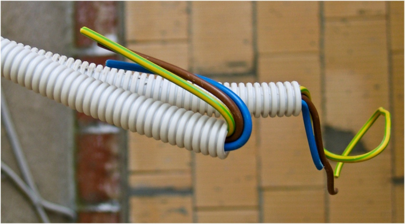 				Несколько способов крепления кабеля к стене