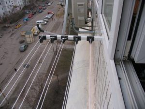 Крепление бельевой веревки на балконе