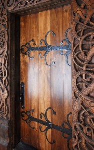 Обновление двери своими руками: декорирование планками и наличниками