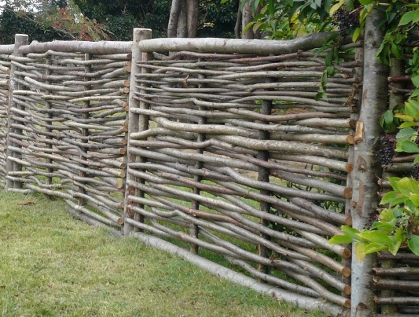 Недорогой забор для дачи. Из чего дешевле сделать забор?