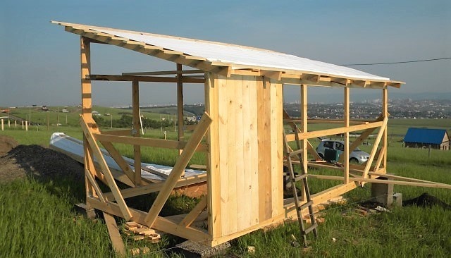 Из чего построить сарай на даче дешево и быстро?
