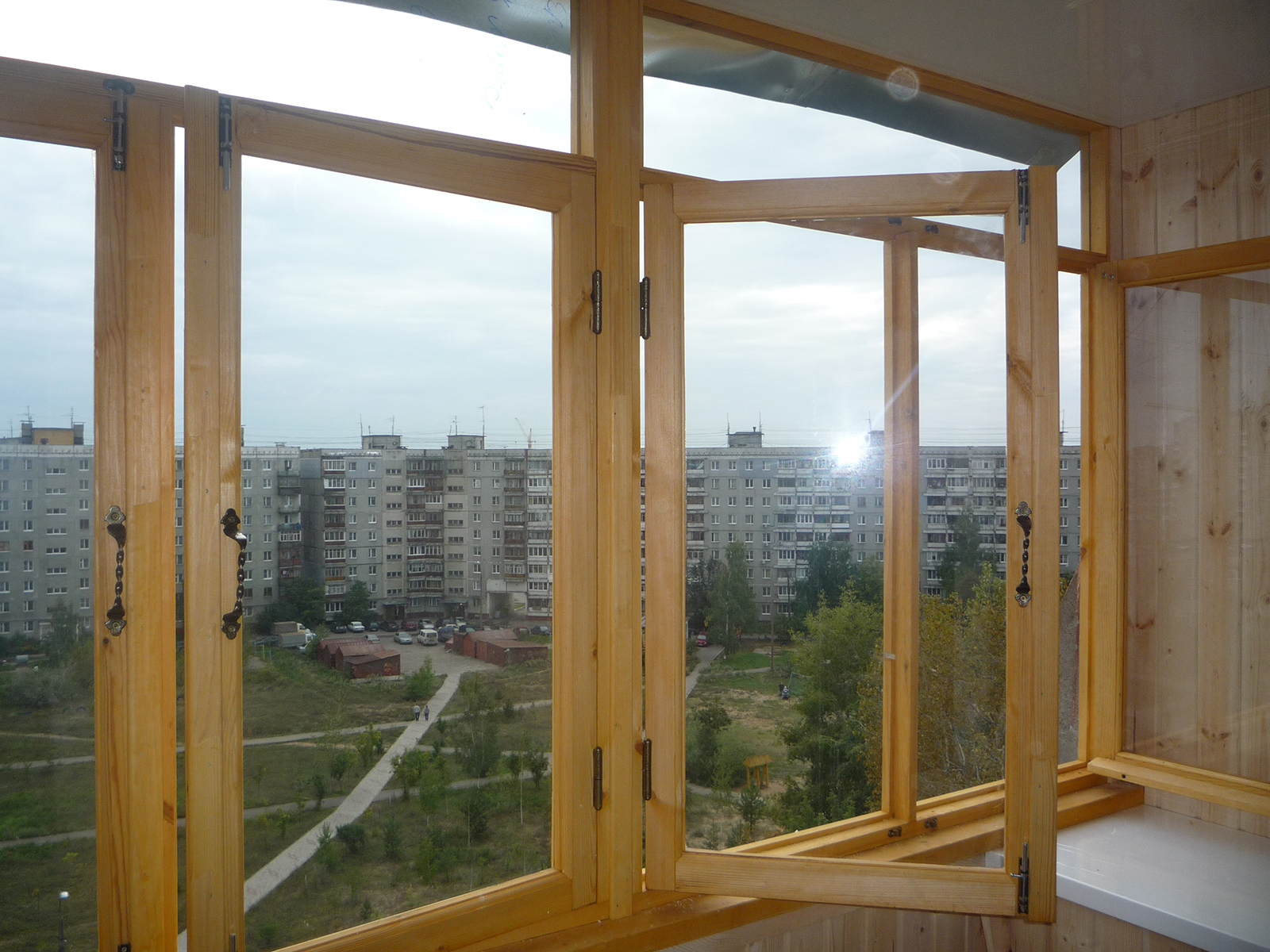 Какие окна поставить на балкон. Лоджия с деревянными окнами. Деревянные балконные рамы. Оконная рама деревянная. Деревянное остекление балкона.