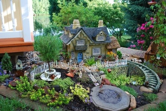 Сказочная жизнь в собственном саду при помощи декоративных домиков