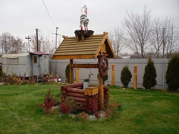 Декор настоящего и декоративного колодца на даче (20 фото)