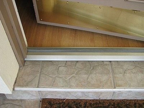 Высота порога входной двери: монтаж деревянного и бетонного порогов