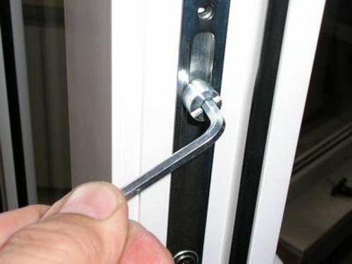 Как отрегулировать межкомнатную дверь, чтобы не закрывалась