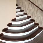 Облицовка бетонной лестницы деревом: особенности отделки и технология проведения