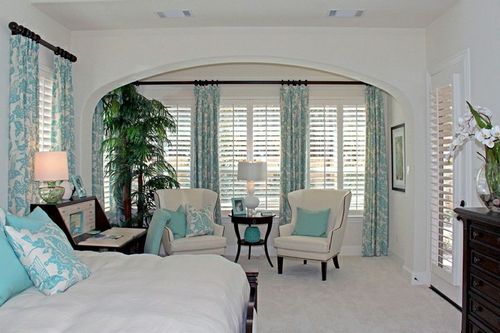 Бирюзовые шторы в спальне или гостиной