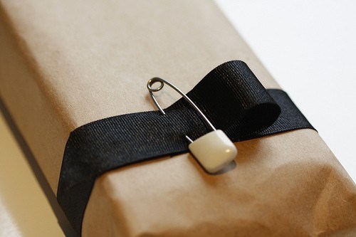 Как упаковать подарок своими руками мужчине в крафт-бумагу