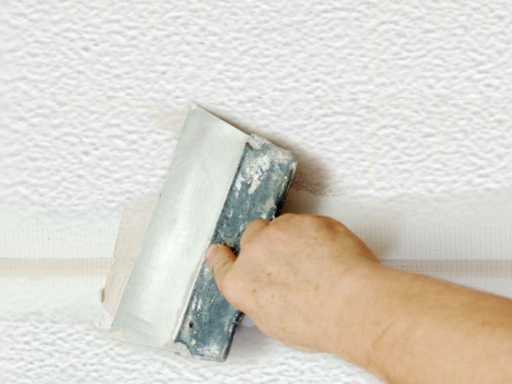 Как правильно заделать трещины на гипсокартонном потолке