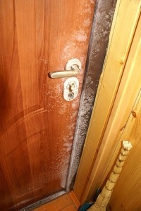 Конденсат на входной металлической двери: почему «плачет» металлическая дверь
