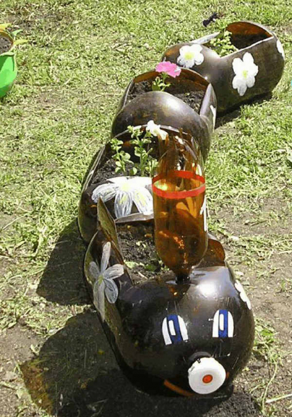 Паровозик из пластиковых бутылок для сада с фото и видео