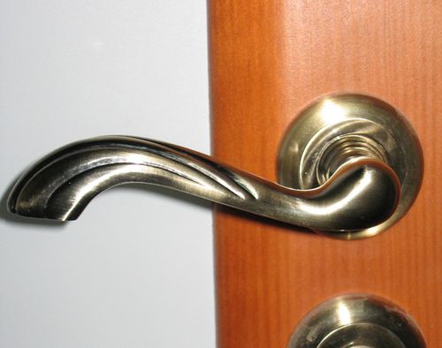 Как самостоятельно разобрать дверную ручку межкомнатной двери