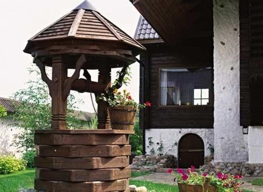 Декор настоящего и декоративного колодца на даче (20 фото)