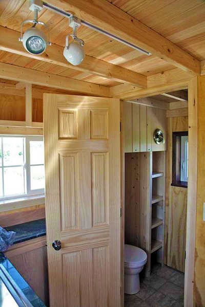 Отец и сын построили уютный маленький домик 18 кв м для простой жизни 