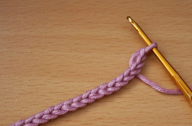 Ажурный шарф крючком с рюшами: схема и описание для начинающих